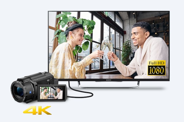 示範如何從 4K 向下轉換並透過連接線在電視上以 Full HD 顯示來自 AX43A 的情侶影像